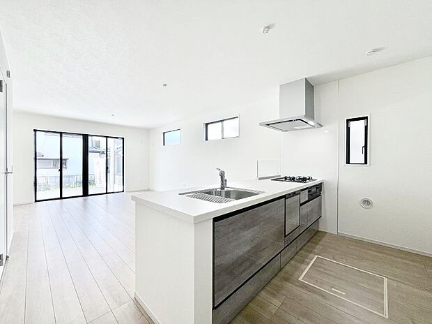 【ダイニングキッチン】～Kitchen～　自然光が入る窓のあるキッチン☆毎日使う場所だからこそ、使い勝手を考慮しました。ゆったりとしたキッチンコーナーは質感豊かな仕上がりとなっております。