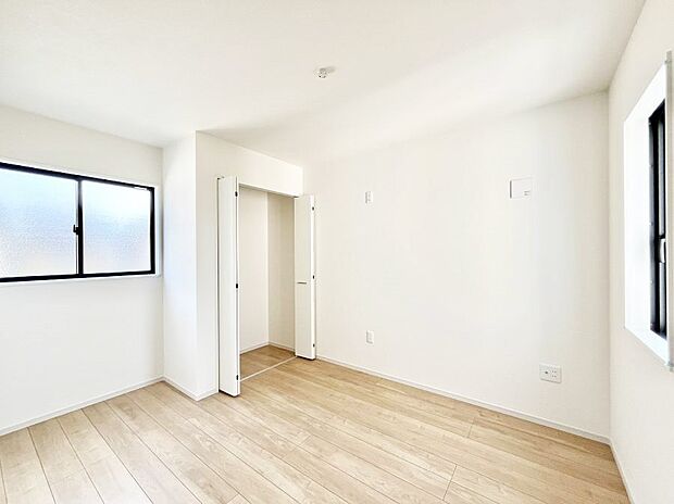 【寝室】～Bed Room～　部屋数が多いのが戸建てのメリットです。ご家族が増えたことで手狭に感じていた住まいも戸建てでは各居室プライバシーを保つことができます。住まいにゆとりが生まれ心もリラックスできます♪