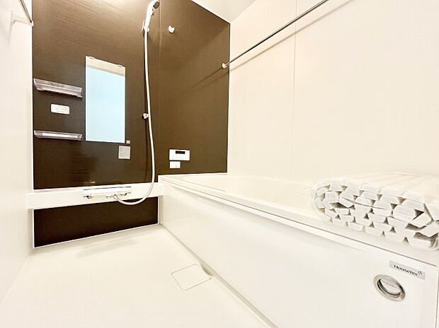 【浴室】～Bath Room～　足を伸ばして入浴することが可能！一日の疲れを癒す貴重なバスタイムです。お子様とご一緒でも十分な広さなので、リビングとは違った家族団欒のひと時をお楽しみいただけます。