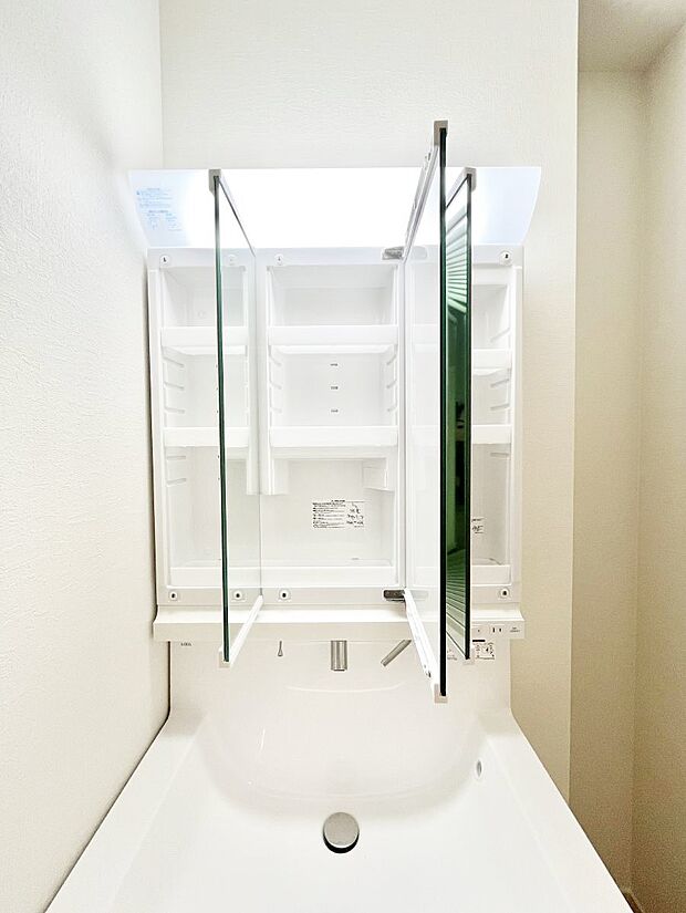 【その他設備(三面鏡裏収納)】三面鏡の裏に、化粧品や衛生用品などを収納可能。洗面台をすっきりと保ちます！