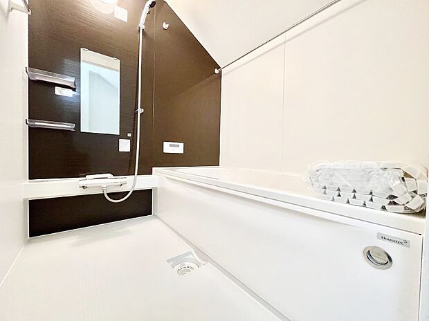 【浴室】落ち着いた色合いの壁面、ゆっくりゆったり寛げるバスルーム。   