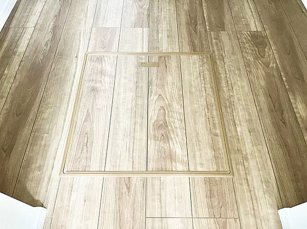 【その他設備(床下収納)】床下収納付き！日用品・非常用品の収納にも大活躍。