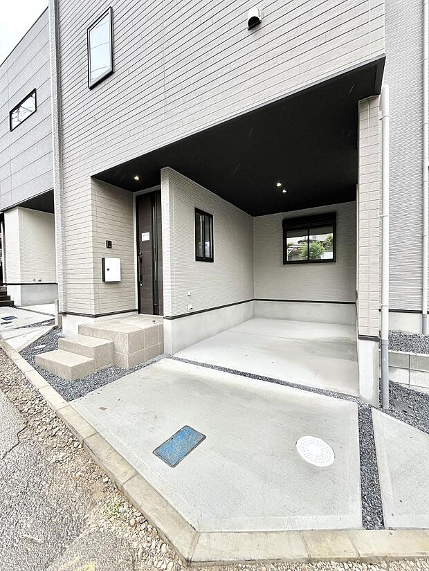 【駐車場】◆１号棟◆～Parking～　ビルトインカースペースのため、駐車場と家の中への導線がスムーズです。屋根があるため帰宅時の雨に濡れる心配や大荷物の運搬の手間が少なくなります。