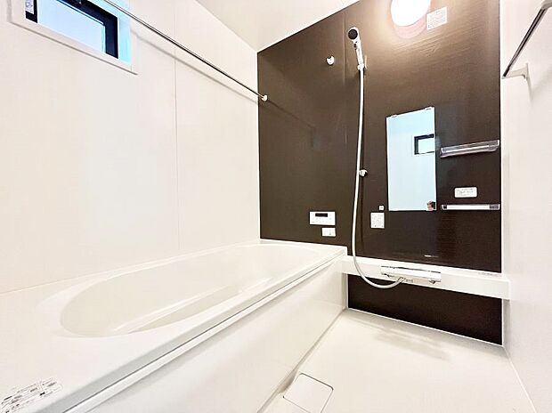 【浴室】◆１号棟◆～Bath Room～  窓付きのバスルーム。  陽射し差し込む明るい環境は、日中の入浴も気持ち良くお使い頂けそうです。  また、浴室乾燥機も完備しております。  換気環境も良好です。