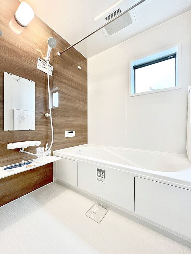 【浴室】◆2号棟◆~Bath Room~ 落ち着いた雰囲気の浴室で明日に向けてリフレッシュ。浴室乾燥機能も付いているので洗い上がった洗濯物を、雨の日も天気を気にせず乾燥させることも可能です。