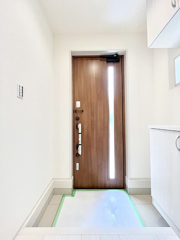 【玄関】◆2号棟◆~Entrance~ 玄関は家の顔といわれますが我が家のセンスをさりげなく感じさせる魅力ある玄関造りも楽しみの一つ。帰宅する度に家族がほっとできる心地よい空間造りも大切ですね♪