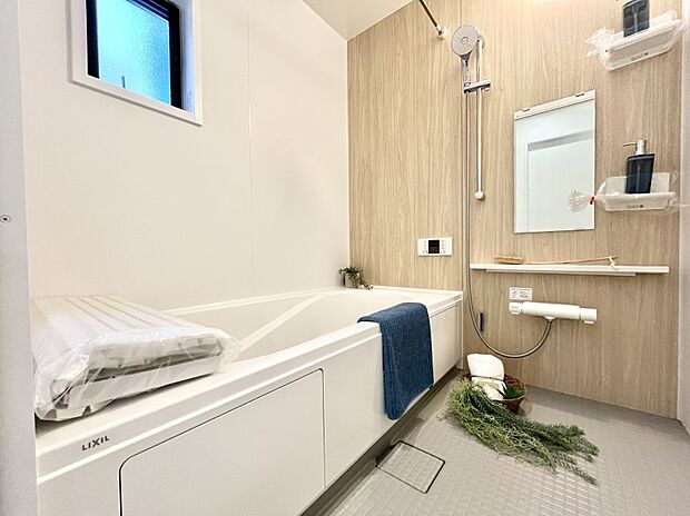 【浴室】◆NO.19◆～Bath Room～　窓付きのバスルームは、採光もあり明るく気持ちの良い空間です。窓があることで、換気環境も良好。寛げるバスルームで、毎日のバスタイムが楽しみになりそうです。