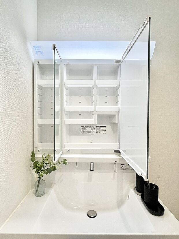 【その他設備(三面鏡裏収納)】◆NO.19◆三面鏡の裏に、化粧品や衛生用品などを収納可能。洗面台をすっきりと保ちます！