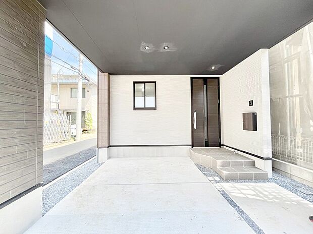 【駐車場】◆５号棟◆～Parking～　ビルトインカースペースのため、駐車場と家の中への導線がスムーズです。屋根があるため帰宅時の雨に濡れる心配や大荷物の運搬の手間が少なくなります。