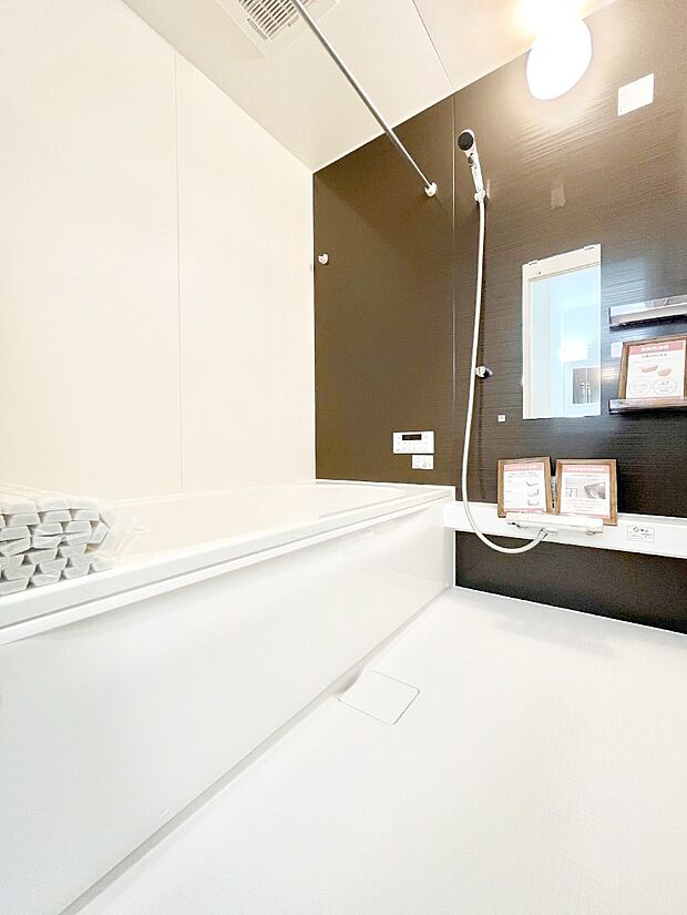 【浴室】◆５号棟◆～Bath Room～  広々とした雰囲気の良いバスルーム。  お子様と一緒にお風呂に入る楽しみ、思い出の一ページが刻まれる大切な瞬間。  日々の疲れをリフレッシュできそうです。