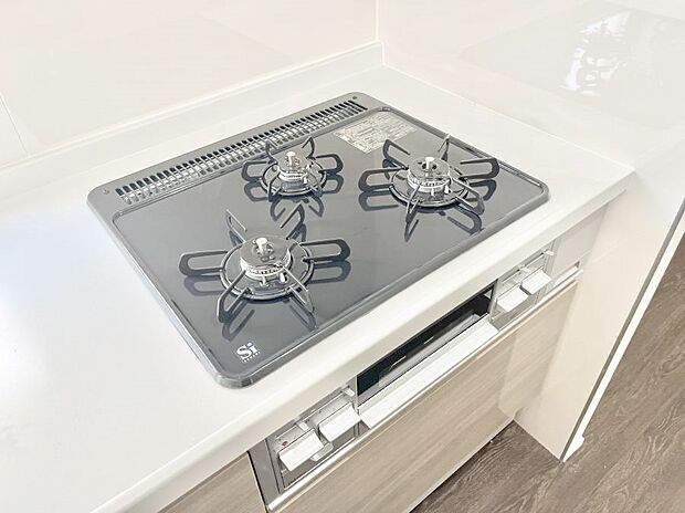 【その他設備(Ｓｉセンサーコンロ)】◆５号棟◆ガスコンロはＳｉセンサー搭載。火力調節や焦げ付き・消し忘れも防いでくれます。