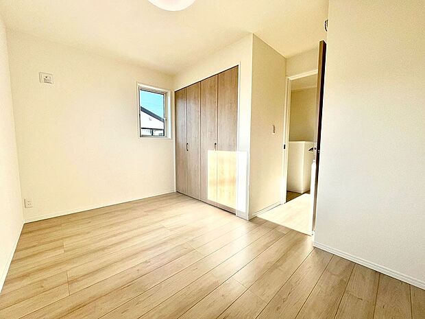 【寝室】◆2号棟◆~Bed Room~ 全居室には収納クローゼットを完備!普段使いのお洋服や小物はもちろん、季節物のお洋服などもしっかりと整理整頓おしまい頂けます。 居室空間を広く使用できますね。