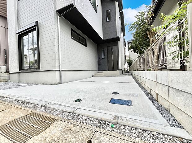 【駐車場】～Exterior～  嬉しいコンクリート仕上げのカースペース。雨の日も足元を気にせず外出できます。空いたスペースには、花や緑で彩るガーデニングもオススメです。  