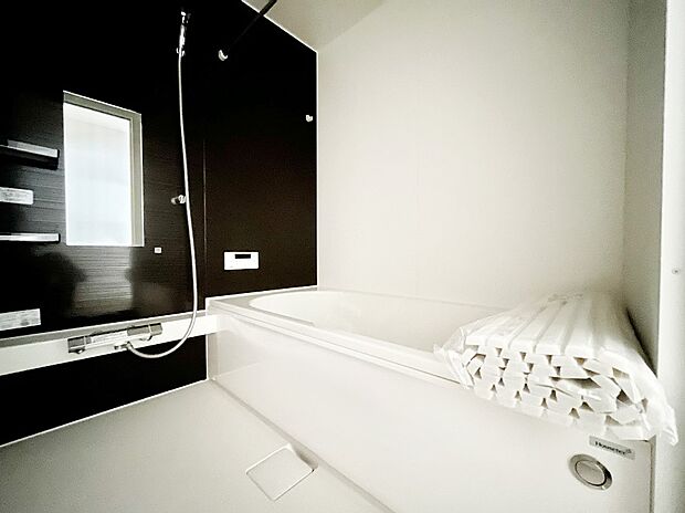 【浴室】～Bath Room～　落ち着いた雰囲気の浴室で明日に向けてリフレッシュ。浴室乾燥機能も付いているので隣の洗濯機置き場で洗い上がった洗濯物を、雨の日も天気を気にせず乾燥させることも可能です。