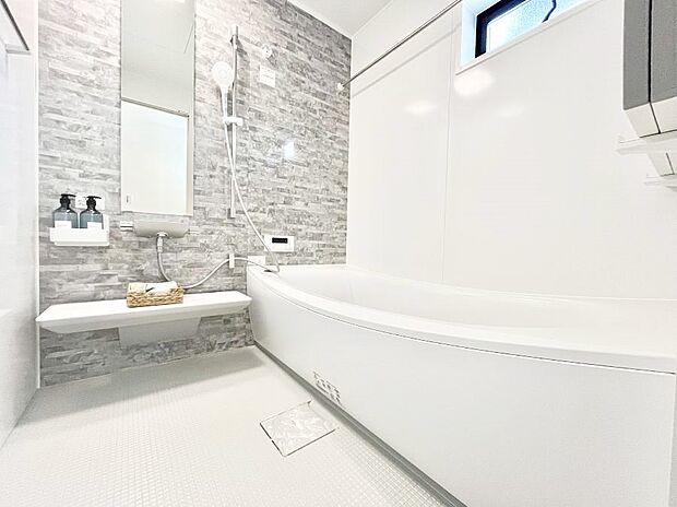 【浴室】～Bath Room～　落ち着いた雰囲気の浴室で明日に向けてリフレッシュ。浴室乾燥機能も付いているので隣の洗濯機置き場で洗い上がった洗濯物を、雨の日も天気を気にせず乾燥させることも可能です。