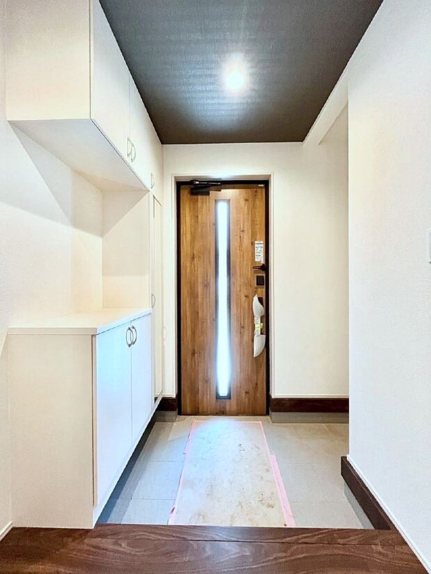 【玄関】～Entrance～　玄関は家の顔といわれますが我が家のセンスをさりげなく感じさせる魅力ある玄関造りも楽しみの一つ。帰宅する度に家族がほっとできる心地よい空間造りも大切ですね♪