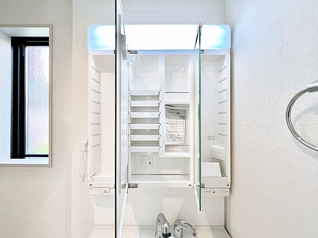 【その他設備(三面鏡裏収納)】三面鏡の裏に、化粧品や衛生用品などを収納可能。洗面台をすっきりと保ちます！