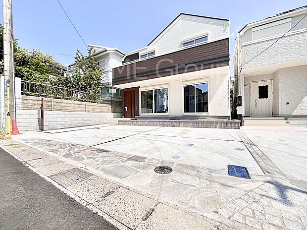 【駐車場】～Parking～　駐車場２台置けます！(車種による)自転車置き場や物置場として、お子様の遊ぶスペースとして、ゆとりある敷地だからこそ可能な多用途にご利用いただけるスペースです。