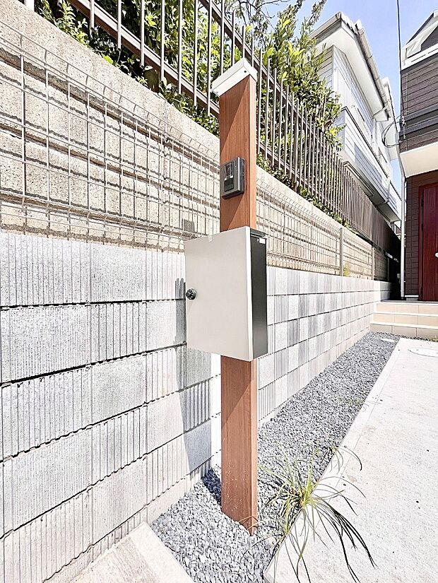 【その他現地】表札・インターホン・ポストをひとつに集約。エントランスになじむシンプルデザイン。