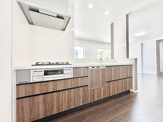 【ダイニングキッチン】～Kitchen～　会話が弾むリビング、料理が愉しくなるキッチン。家は、ただ生活する場ではなく、暮らしを愉しく、快適にする場所。笑顔の毎日、安らぎの日々のために、最新の設備・仕様を採用。