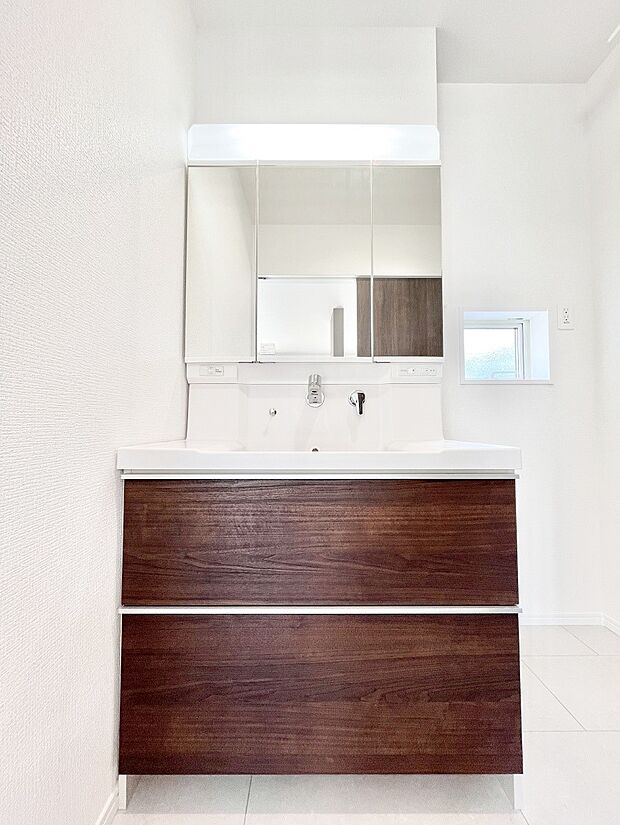 【洗面台・洗面所】～Dressing Room～　十分な大きさの洗面台は収納もさる事ながら、身だしなみチェックや歯磨きなど、朝の慌ただしい時間でもホテルライクなスペースで余裕とゆとりを感じて頂けます。