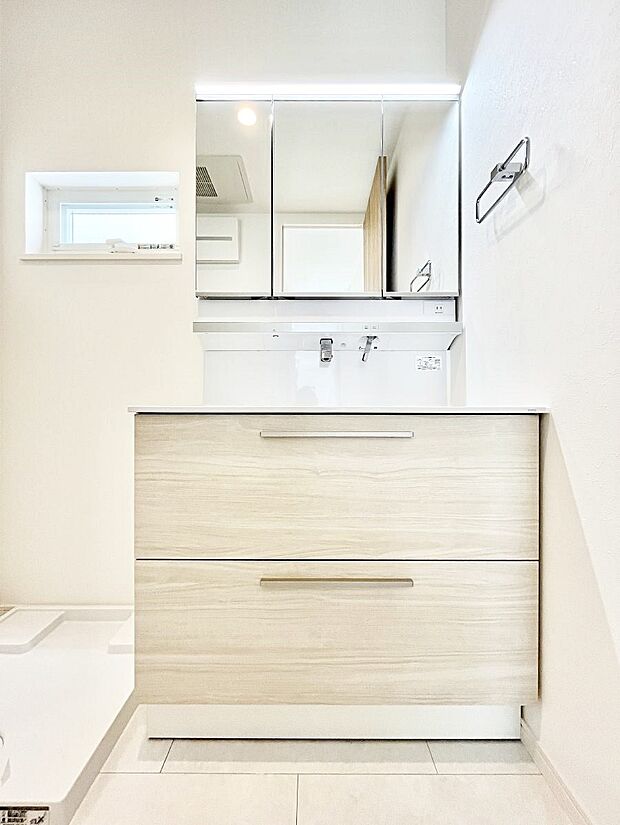 【洗面台・洗面所】大きく見やすい三面鏡で清潔感ある洗面台は、身だしなみチェックや肌のお手入れにおすすめです。 