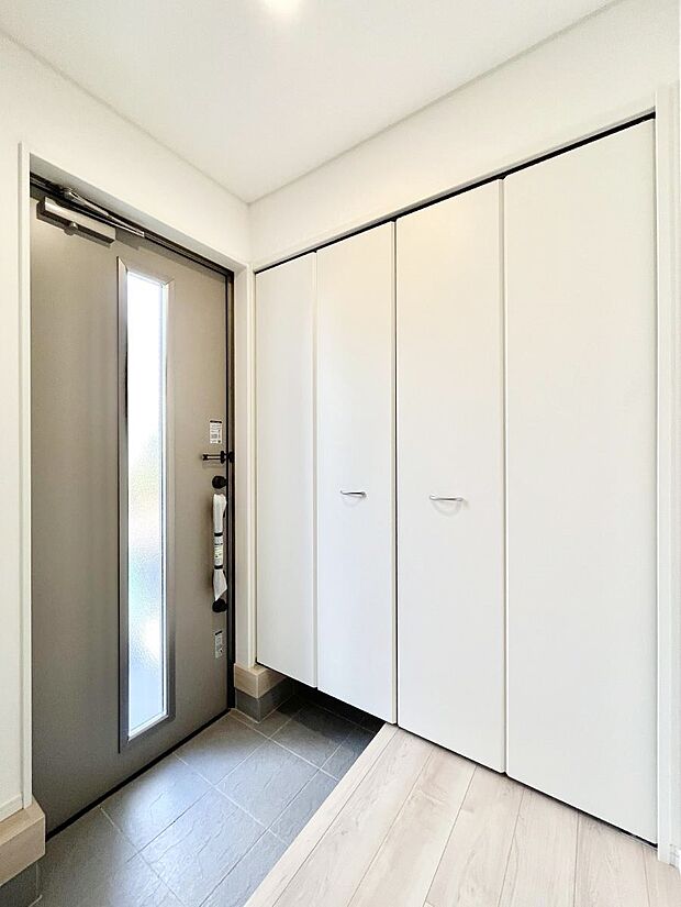 【玄関】◆２号棟◆～Entrance～　家の中でお客様を迎える最初の場所である玄関は、家の印象そのものです！豊富な玄関収納で、常に綺麗に保つことが出来ます♪玄関にはたっぷり収納の下駄箱を完備！