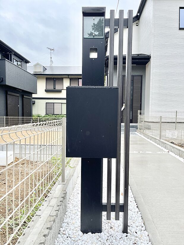 【その他現地】表札・インターホン・ポストをひとつに集約。エントランスになじむシンプルデザイン。