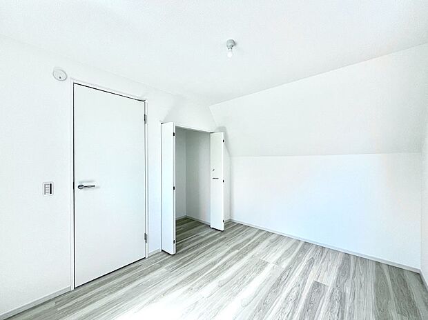 【寝室】◆１号棟◆～Bed Room～  居室には収納クローゼットを完備！普段使いのお洋服や小物はもちろん、季節物のお洋服などもしっかりと整理整頓おしまい頂けます。  居室空間を広く使用できますね。