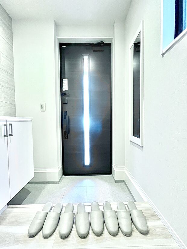 【玄関】◆１号棟◆～Entrance～　玄関は家の顔といわれますが我が家のセンスをさりげなく感じさせる魅力ある玄関造りも楽しみの一つ。帰宅する度に家族がほっとできる心地よい空間造りも大切ですね♪