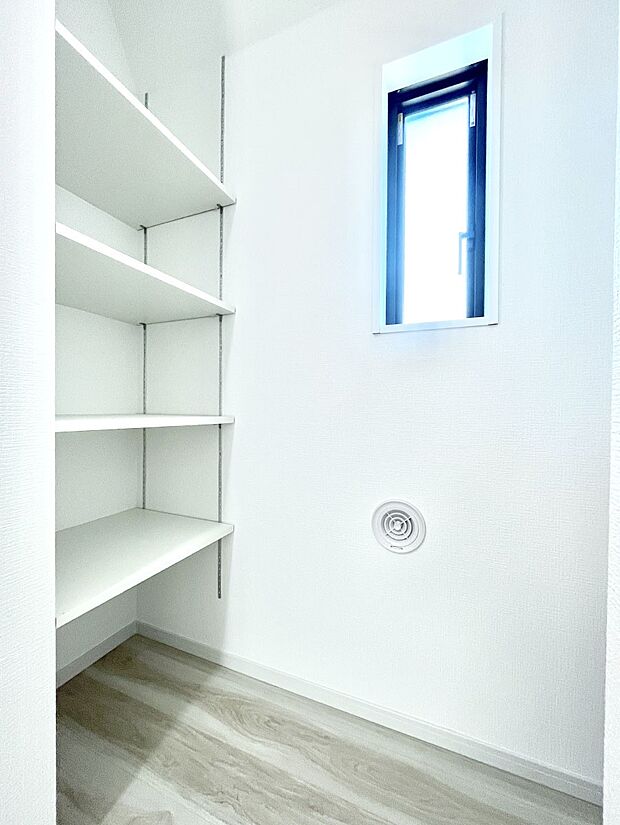 【その他設備(パントリー)】◆１号棟◆キッチンにはパントリー！食材のストックはもちろん、日用品の収納など使い方はいろいろ！