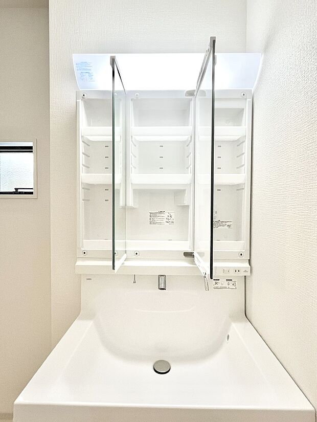 【その他設備(三面鏡裏収納)】◆１号棟◆三面鏡の裏に、化粧品や衛生用品などを収納可能。洗面台をすっきりと保ちます！