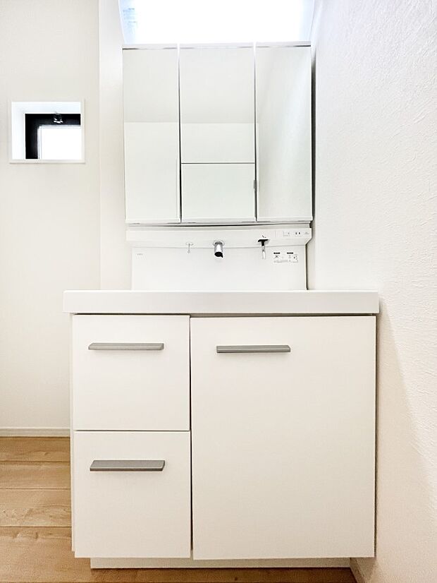 【洗面台・洗面所】~Dressing Room~ 十分な大きさの洗面台は収納もさる事ながら、身だしなみチェックや歯磨きなど、朝の慌ただしい時間でもホテルライクなスペースで余裕とゆとりを感じて頂けます。