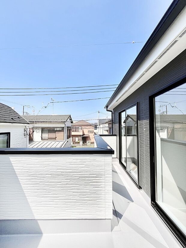 【バルコニー】~Balcony~ バルコニーは温かい陽がさしこみ、お布団や洗濯物を気持ちよく干すことができます。 使いやすく開放的なバルコニーです♪陽ざしがたっぷり降り注ぐ、バルコニー付き住まい。