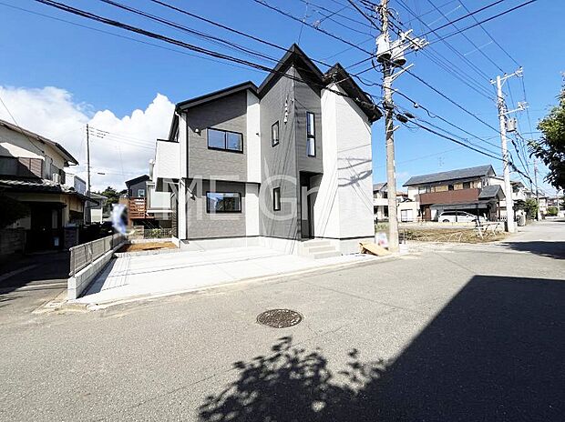 【前面道路含む現地写真】前面道路： 南東 6.2m 公道  前面道路は閑静な住宅地をはしる車通りの少ない道路。  駐車の出し入れもらくらくです！ご不明点・現地見学のご希望は、お気軽にお問い合わせください！