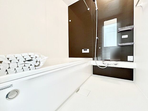 【浴室】～Bath Room～　ゆったりと足を伸ばして入浴することが可能！一日の疲れを癒す貴重なバスタイムです。お子様とご一緒でも十分な広さなので、リビングとは違った家族団欒のひと時をお楽しみいただけます。