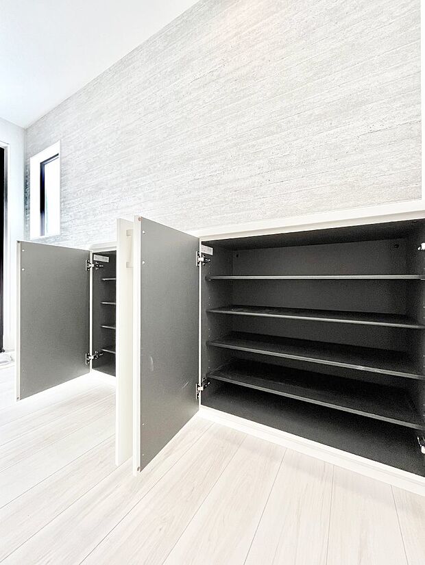 【その他設備(収納)】収納力ある下駄箱の活用で玄関廻りはいつでもスッキリ  