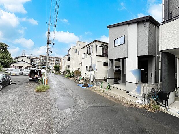 【前面道路含む現地写真】～Exterior～  前面道路： 住宅地になっているので車量も少なく、静かな立地です。子育て環境も良好です♪♪周辺環境もあわせてご案内させて頂きます。お気軽にお問い合わせください。