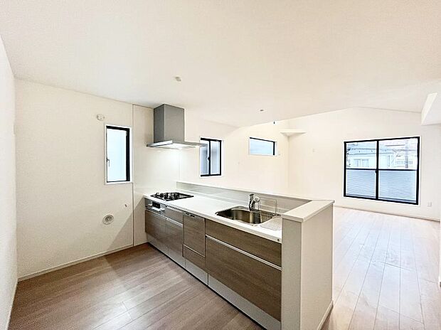 【ダイニングキッチン】～Kitchen～　自然光が入る窓のあるキッチン☆毎日使う場所だからこそ、使い勝手を考慮しました。ゆったりとしたキッチンコーナーは質感豊かな仕上がりとなっております。