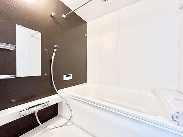 【浴室】～Bath Room～　ゆったりと足を伸ばして入浴することが可能！一日の疲れを癒す貴重なバスタイムです。お子様とご一緒でも十分な広さなので、リビングとは違った家族団欒のひと時をお楽しみいただけます。