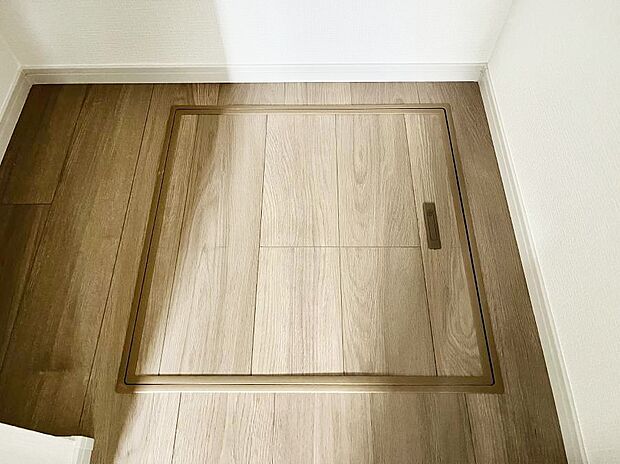 【その他設備(床下収納)】床下収納付き！日用品・非常用品の収納にも大活躍。