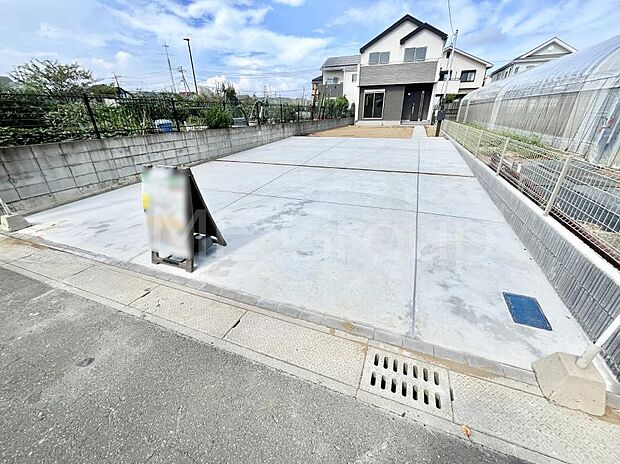 【駐車場】～Parking～　駐車場４台置けます！(車種による)自転車置き場や物置場として、お子様の遊ぶスペースとして、ゆとりある敷地だからこそ可能な多用途にご利用いただけるスペースです。