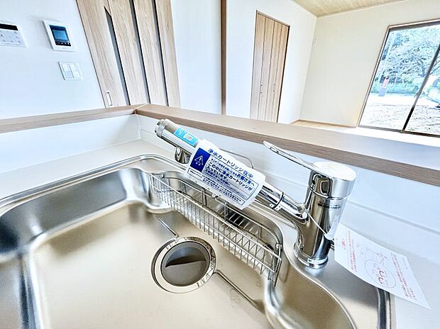 【その他設備(浄水器)】いつでも清潔なおいしいお水を。一つの水栓で水道水と浄水を使い分け。