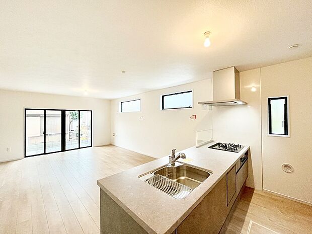 【ダイニングキッチン】～Kitchen～  リビングが見渡せるカウンターキッチン。  料理をしながら家族とコミュニケーションをとれるだけでなく、大きな開放感も得ることができます。  お子様の成長も感じることができますね！