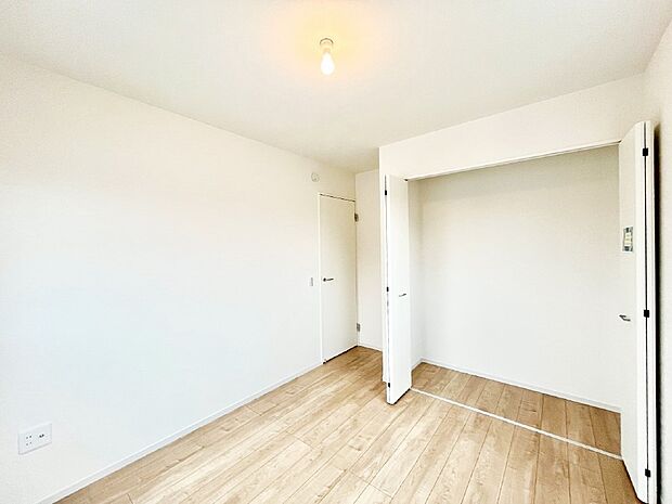 【寝室】～Bed Room～　部屋数が多いのが戸建てのメリットです。ご家族が増えたことで手狭に感じていた住まいも戸建てでは各居室プライバシーを保つことができます。住まいにゆとりが生まれ心もリラックスできます♪