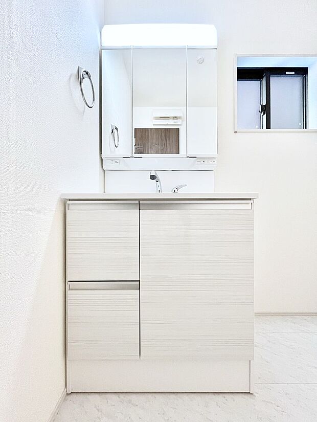 【洗面台・洗面所】～Dressing Room～  清潔感溢れる色合いで統一されていると、スッキリと整った印象をうけます。  鏡の裏にはたっぷりと収納スペースを標準装備！  水廻りは、シンプルかつ機能性を重視して。
