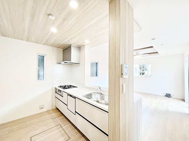 【ダイニングキッチン】～Kitchen～  リビングが見渡せるカウンターキッチン。  料理をしながら家族とコミュニケーションをとれるだけでなく、大きな開放感も得ることができます。  お子様の成長も感じることができますね！