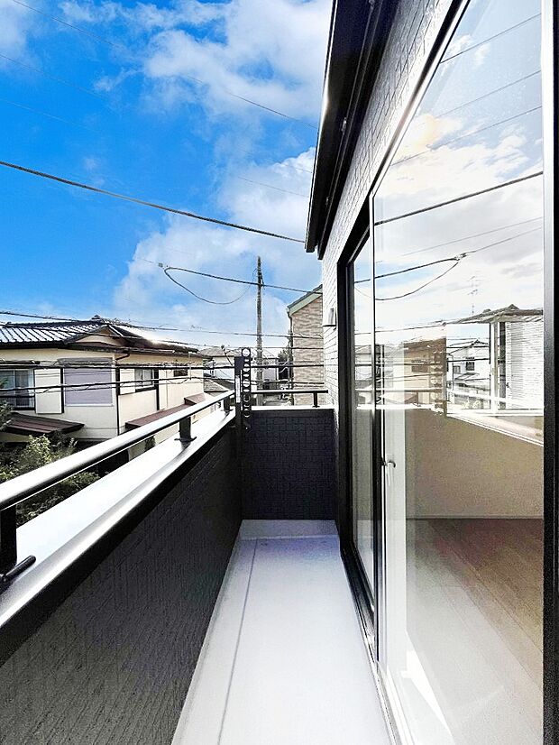 【バルコニー】～Balcony～　大きな空に囲まれた気持ちのいい家。バルコニーを覗くだけで圧倒的な開放感に包まれます。バルコニーは陽がさしこみお布団や洗濯物を気持ちよく干すことができます。
