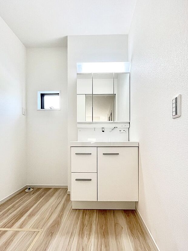 【洗面台・洗面所】◆１号棟◆～Dressing Room～　暗くなりがちな洗面所も窓があると採光と換気が可能なので気持ちよくお使い頂けます。三面鏡タイプの洗面台は鏡裏収納で散らかりがちな洗面所もスッキリ♪