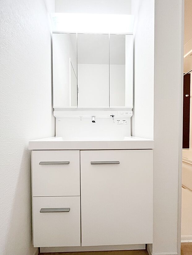 【洗面台・洗面所】◆３号棟◆～Dressing Room～　十分な大きさの洗面台は収納もさる事ながら、身だしなみチェックや歯磨きなど、朝の慌ただしい時間でもホテルライクなスペースで余裕とゆとりを感じて頂けます。
